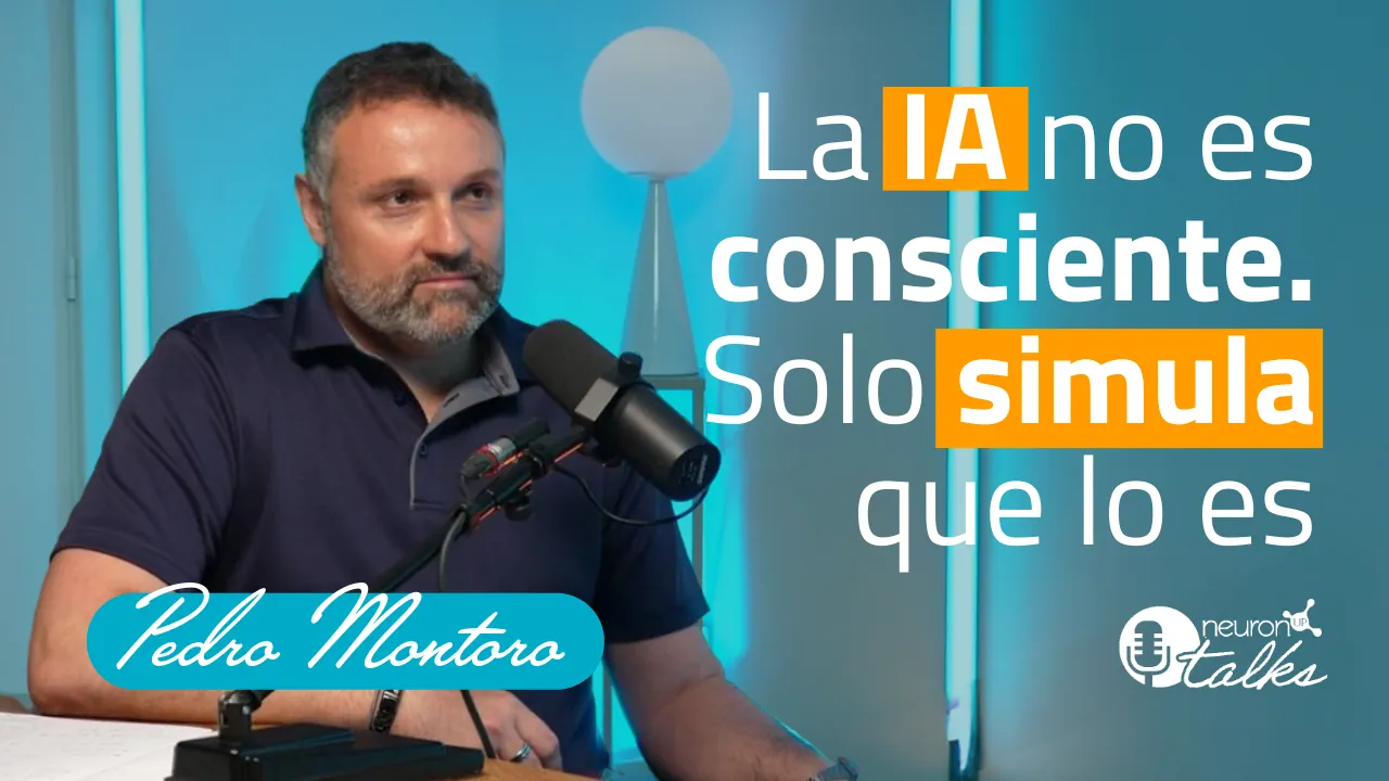 Uomo di fronte a un microfono in studio con luci blu; testo su IA senza coscienza e credito a Pedro Montoro.