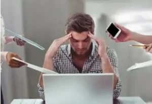 Стресс на работе: определение причин и последствия для здоровья