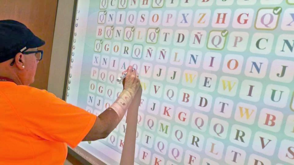 пользователь NeuronUP играет в спрятанные буквы