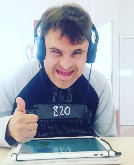 Usuario haciendo uso de las nuevas tecnologías para personas con discapacidad intelectual 