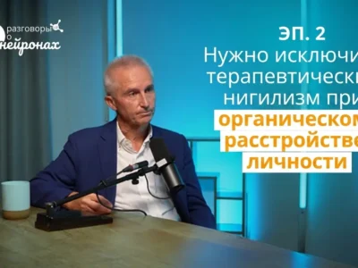 Экран NeuronUP Talks, эпизод 2: название и логотип; мужчина сидит на интервью и обсуждает повреждение мозга; современный дизайн.