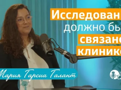 Интервью в студии: женщина перед микрофоном, синий фон и фраза «Исследования должны быть связаны с клинической практикой» об исполнительных функциях у детей с церебральным параличом (эпизод 6).
