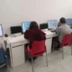 Группа людей с синдромом Дауна занимается когнитивной стимуляцией с NeuronUP в современном учебном помещении.