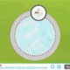Интерфейс NeuronUP для тренировки пространственных отношений у детей: игровое поле с объектами, персонаж и элементы управления внизу.
