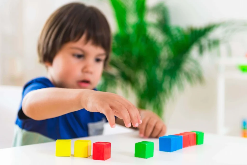 Niña trabajando las habilidades visoespaciales