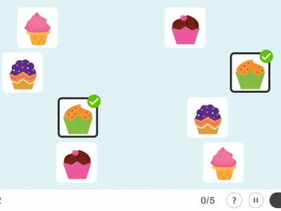 Interfaz de juego de emparejar con cupcakes coloridos, corazones en esquinas y un cupcake central seleccionado.