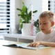 Descubre cómo abordar el impacto emocional de las dificultades de aprendizaje mediante evaluación neuropsicológica, psicoterapia y rehabilitación cognitiva.
